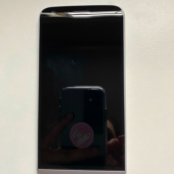 LG G5- locked to Fido - Picture 2 of 8